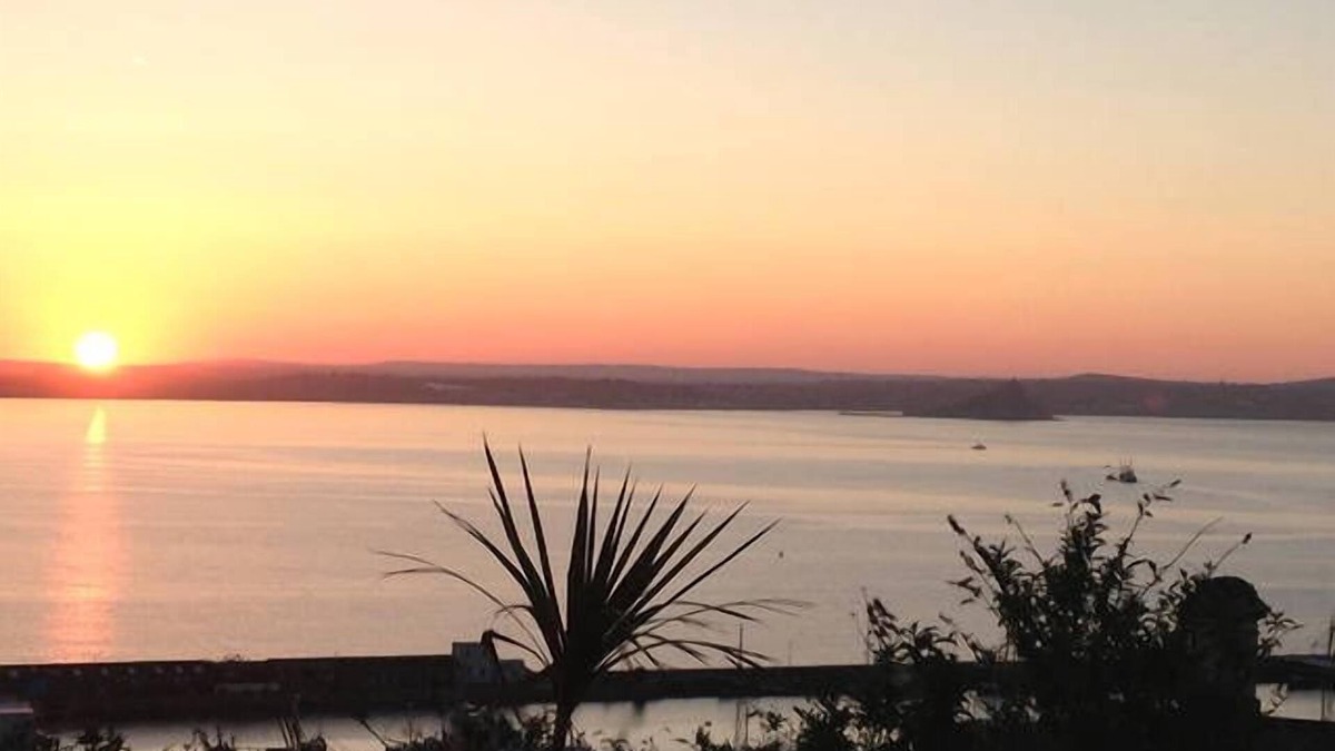 Newlyn Apartment | Beautiful views over Mounts Bay. Cosy flat in the fishing village of Newlyn