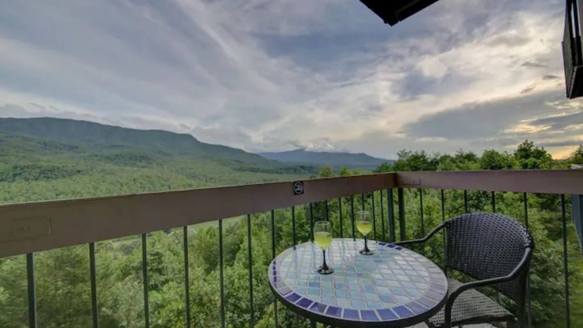 Pittman Center Condo | Beautiful views! Sleeps 2, Indoor Pool