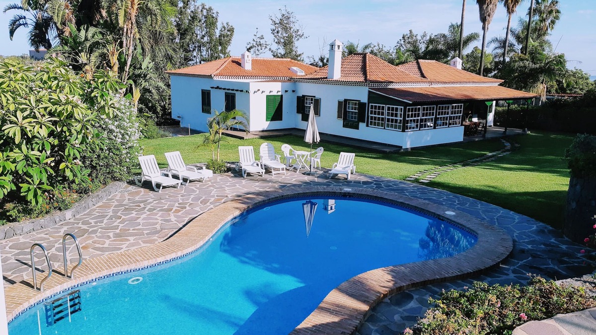 Las Arenas Villa | Beautiful villa/farmhouse in exclusive 5,000m2 botanical garden, private pool