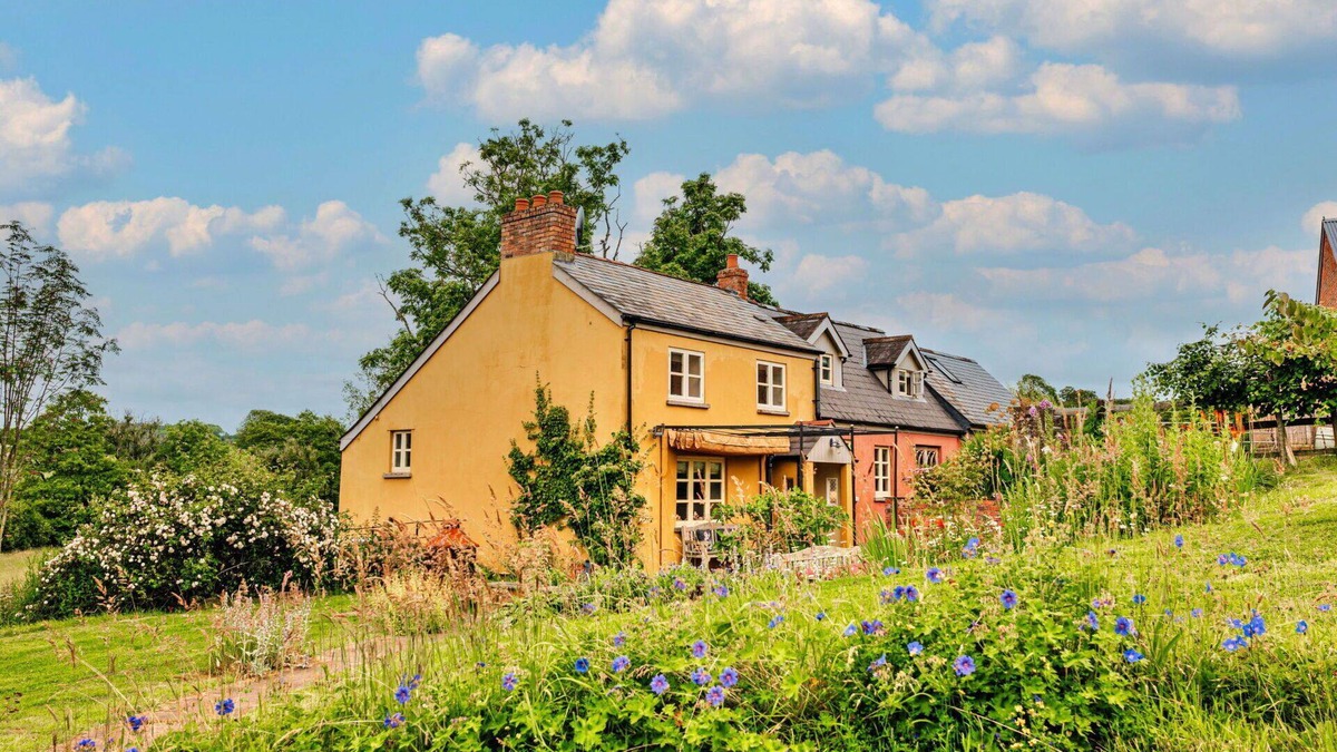 Monmouth House | Beautiful villa for 8 people with hot tub, WIFI, terrace, pets allowed and parking