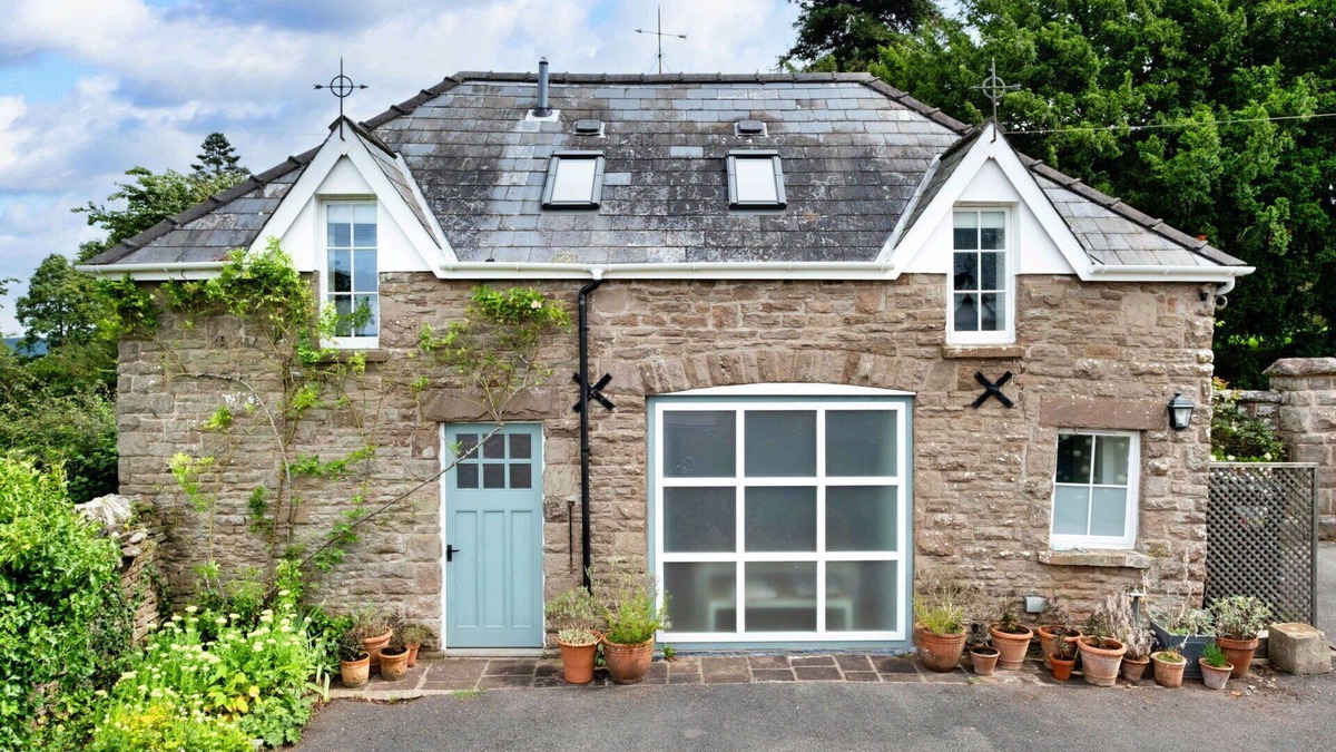 Monmouth House | Beautiful villa for 4 guests with WIFI, pets allowed and parking