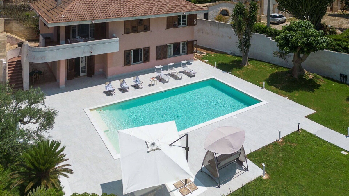 Marsala House | Beautiful villa for 8 guests with hot tub, A/C, private pool, WIFI, TV, terrace and parking
