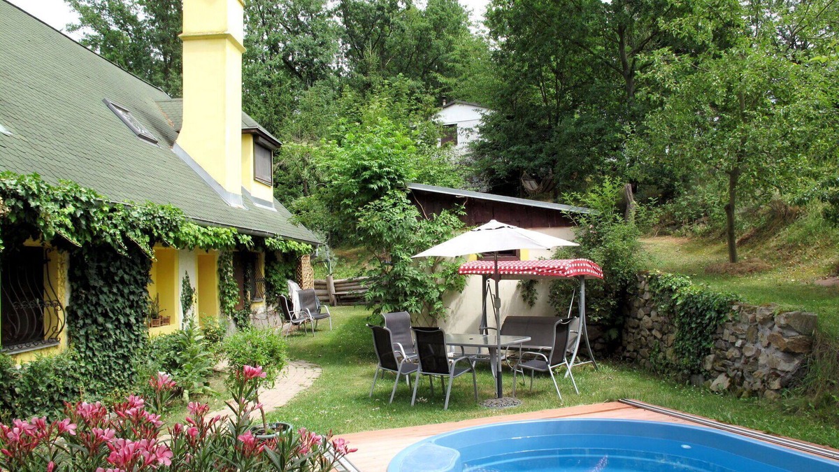 Holubovska Basta Villa | Beautiful villa for 6 people with WIFI, A/C, private pool, TV, patio and parking