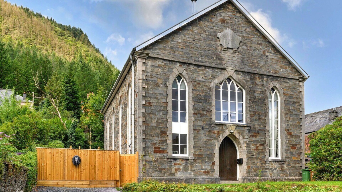 Dinas Mawddwy House | Beautiful villa for 12 people with WIFI, hot tub, TV and pets allowed