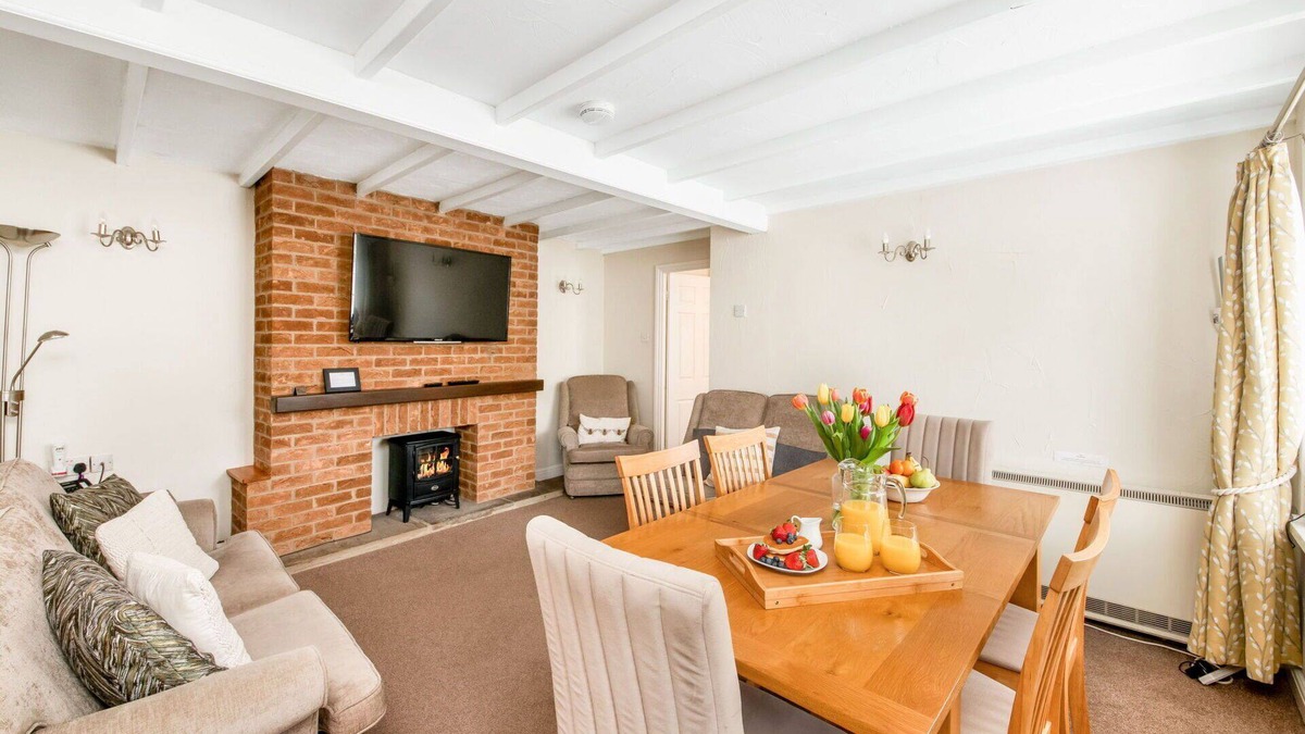 Thirsk House | Beautiful villa for 6 guests with hot tub, WIFI, pool and terrace