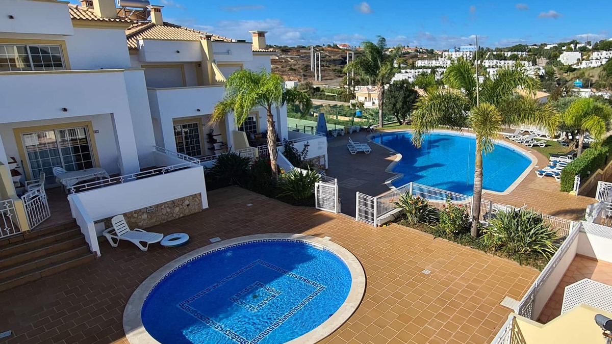 Urbanizacao dos Calicos Villa | Beautiful villa in Albufeira, small condominium with 2 swimming pools and tennis court