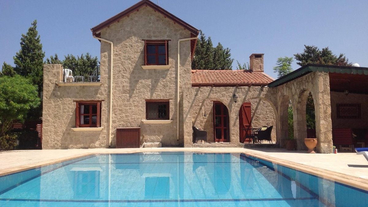 Karsiyaka Villa | Beautiful Villa, large private rear garden with pool, games room and free wifi