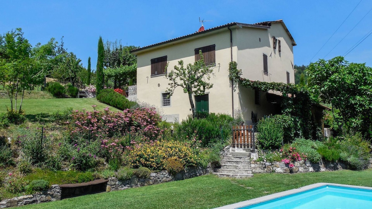 Camporgiano Villa | Beautiful villa, private pool WIFI gorgeous gardens & mountain views- peaceful!