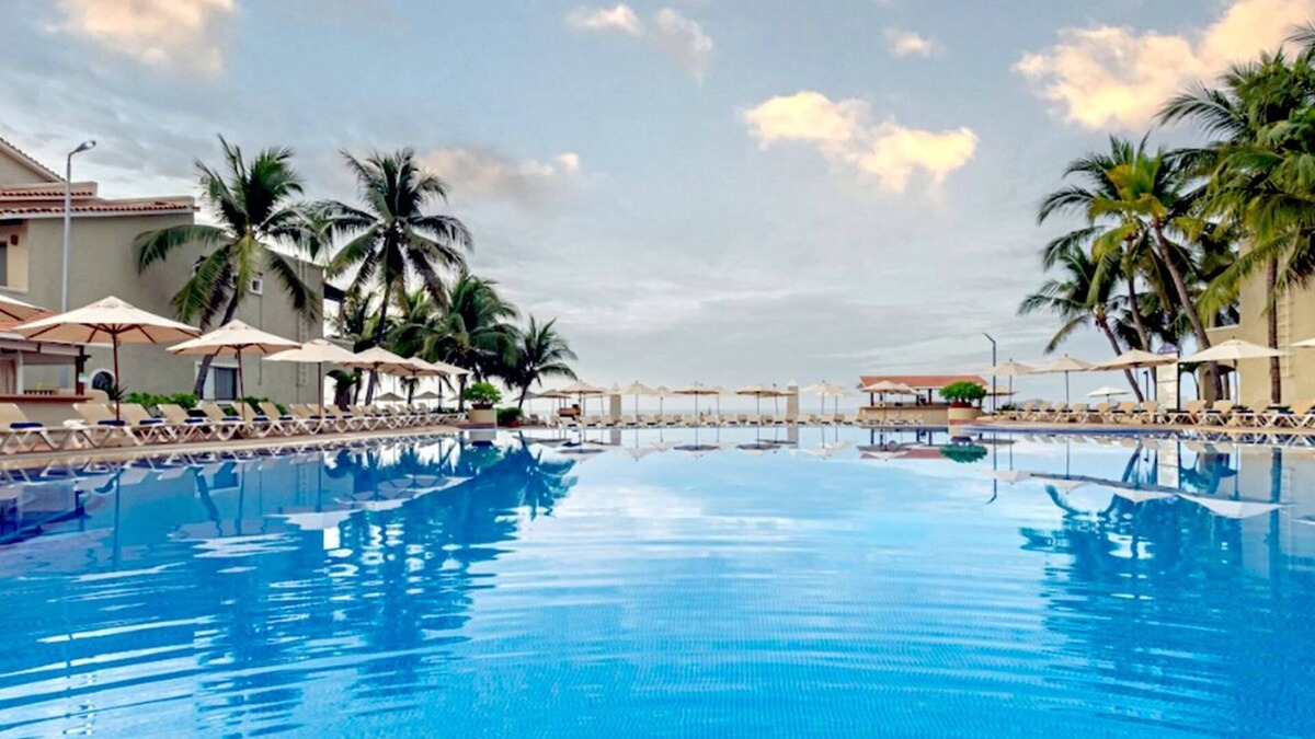 Ixtapa Villa | Beautiful villa steps from the beach/Tesoro Ixtapa