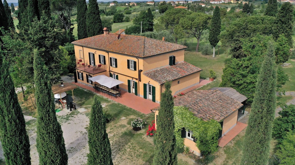 Marciano della Chiana Villa | Beautiful villa with A/C, pool and large garden,walk distance from the village