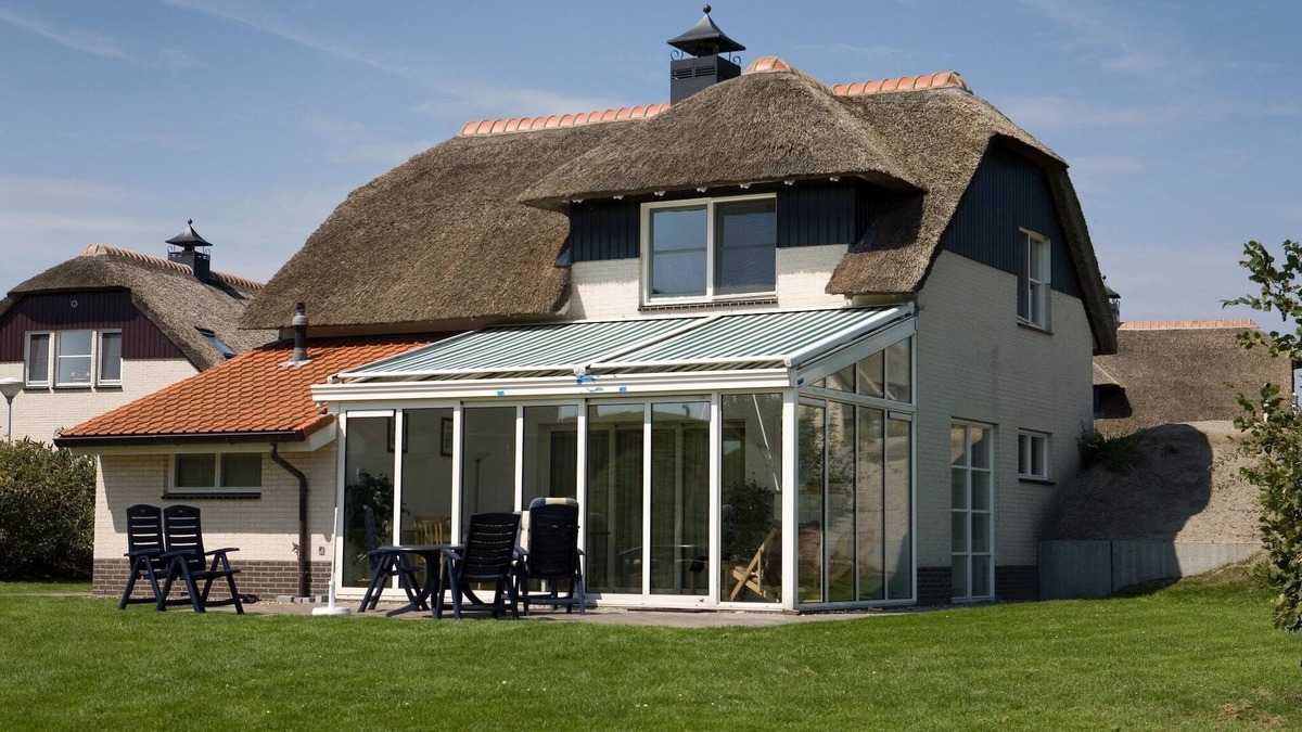 Makkum Villa | Beautiful villa with conservatory