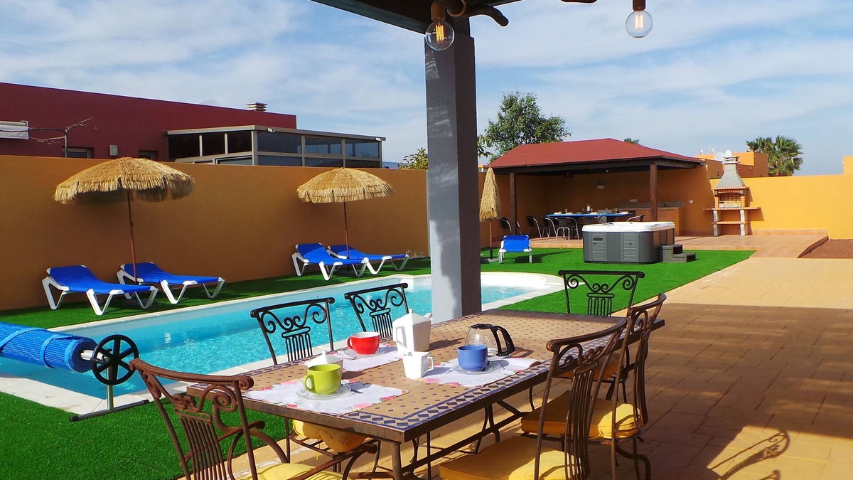 Costa de Antigua Villa | beautiful villa with heated pool, outdoor hot tub, free wifi