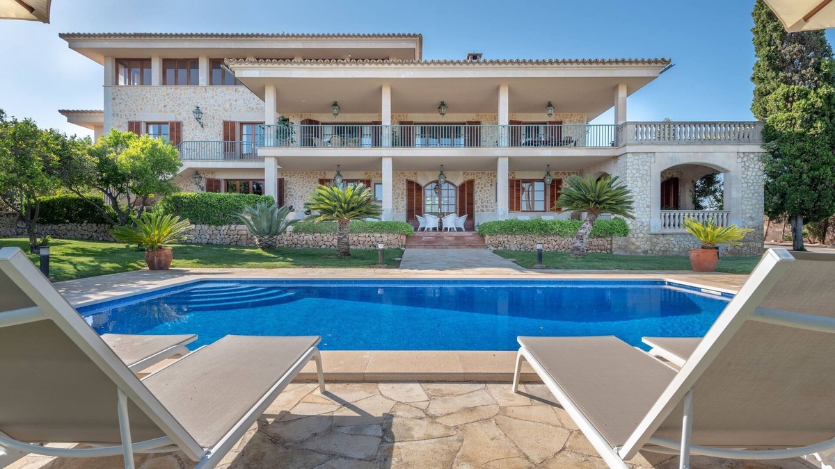 Costitx Villa | Beautiful Villa with Pool, Wi-Fi, Garden and Terrace; Parking Available