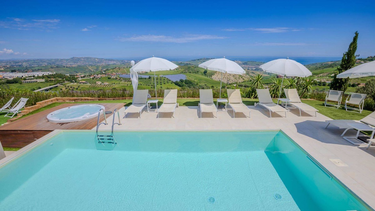 Atri Villa | Beautiful villa with pool, SPA and panoramic sea views, just 10 minutes from the beaches of Pineto