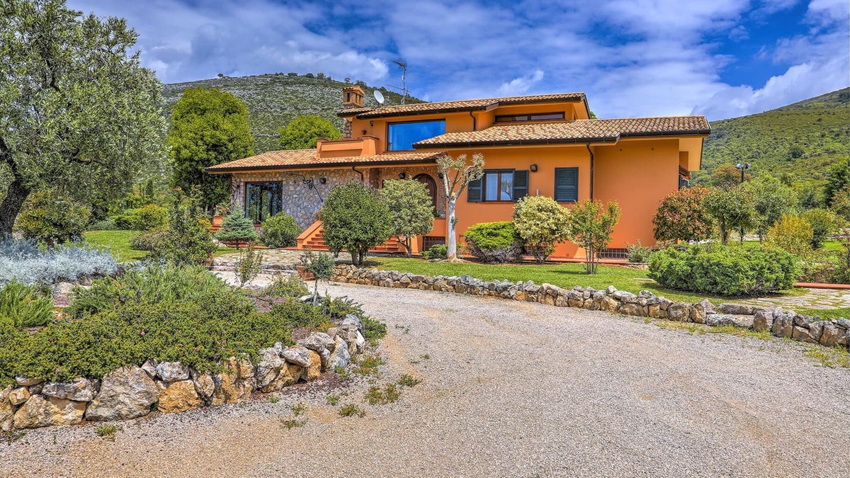 Fondi Villa | BEAUTIFUL VILLA WITH SWIMMING POOL AND PRIVATE PARK