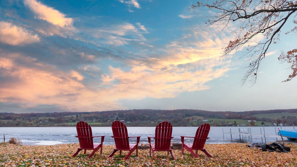 Dundee Cottage | Beautiful Waneta Lake Front Cottage! KAYAKS! Wine Country FLX