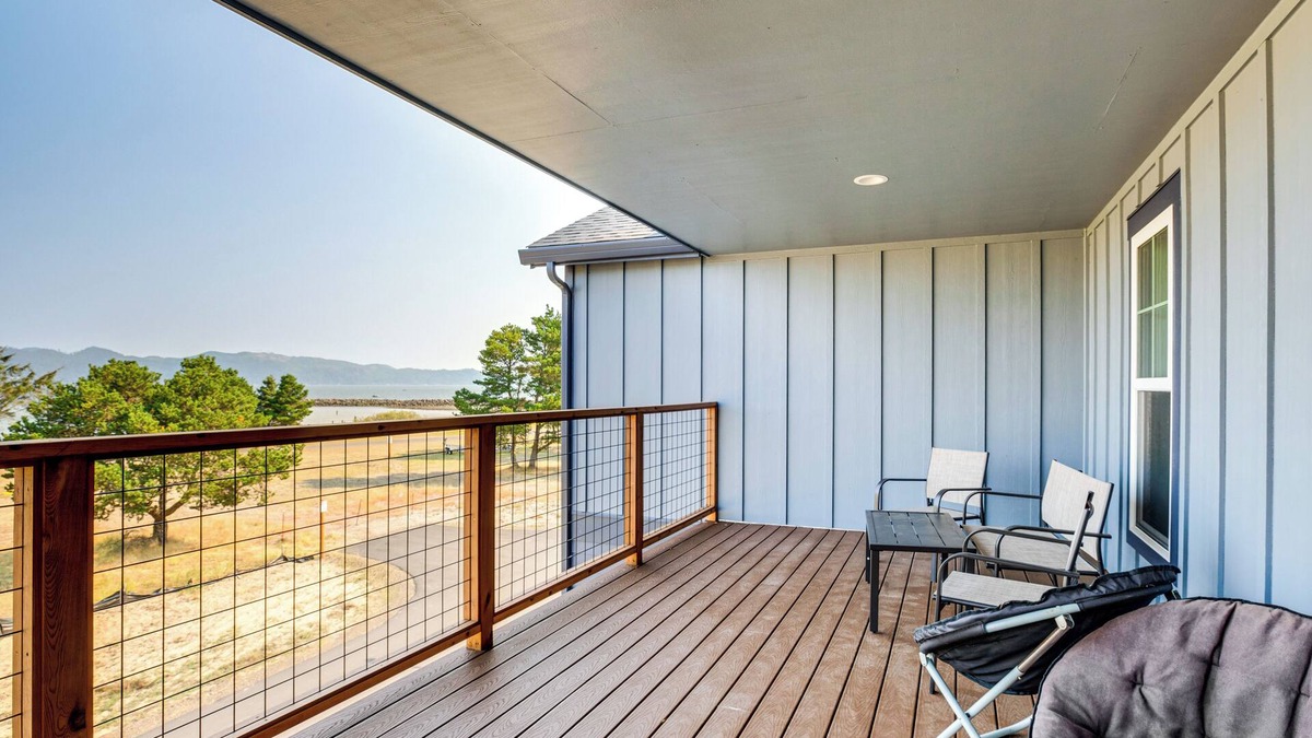 Hammond House | Beautiful Water Views: Coastal Oregon Townhome!