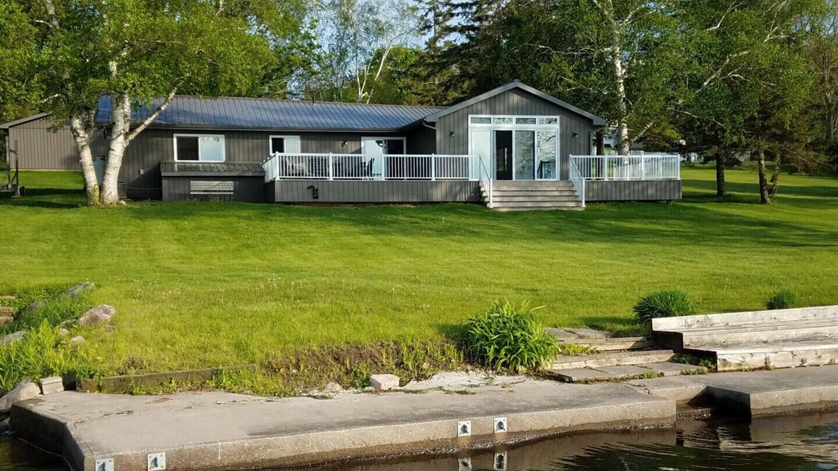 Carrying Place House | Beautiful Waterfront Home on Bay of Quinte.