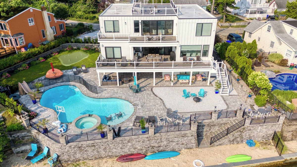 Osbornsville House | Beautiful waterfront 8-BR house w pool patio, outdoor bar, dock, putting green!