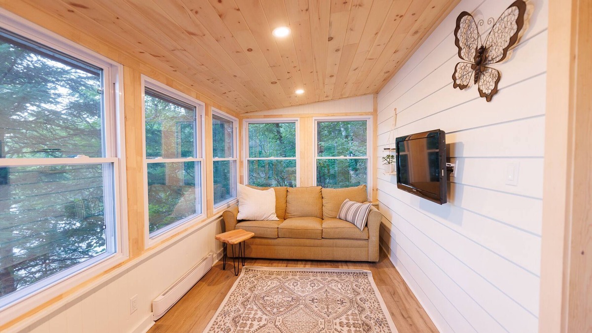 Val-des-Monts Cottage | Beautiful Waterfront cottage full of natural light