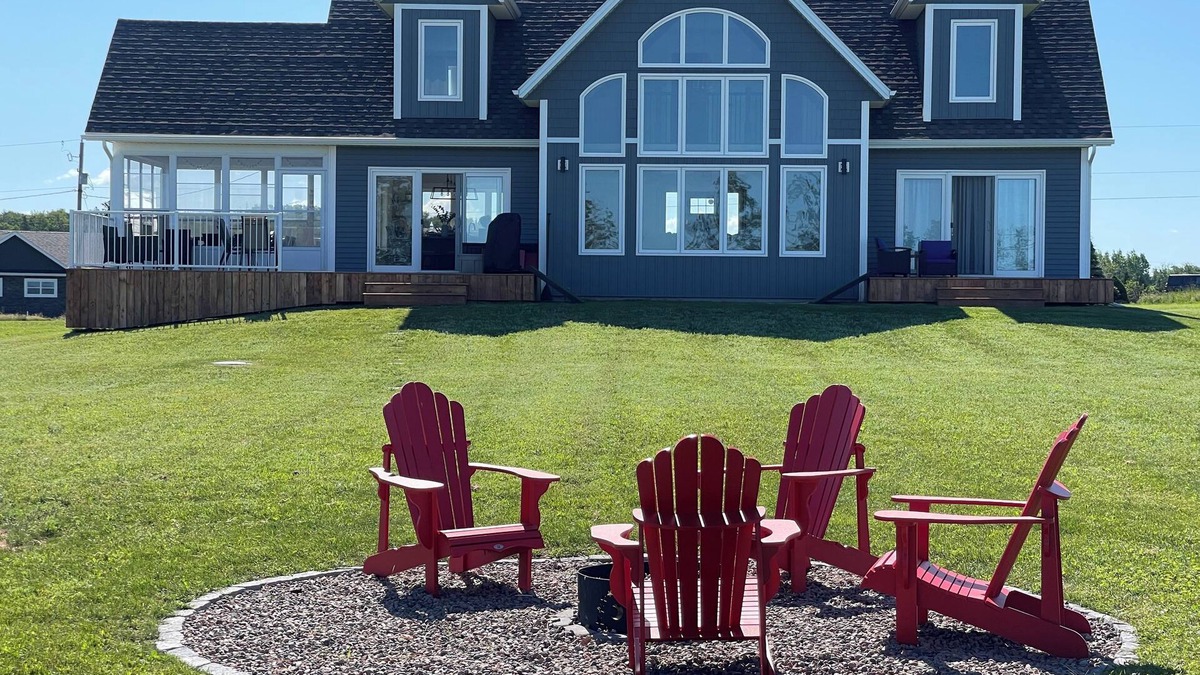 New London House | Beautiful waterfront vacation home near Cavendish. Sleeps 10.