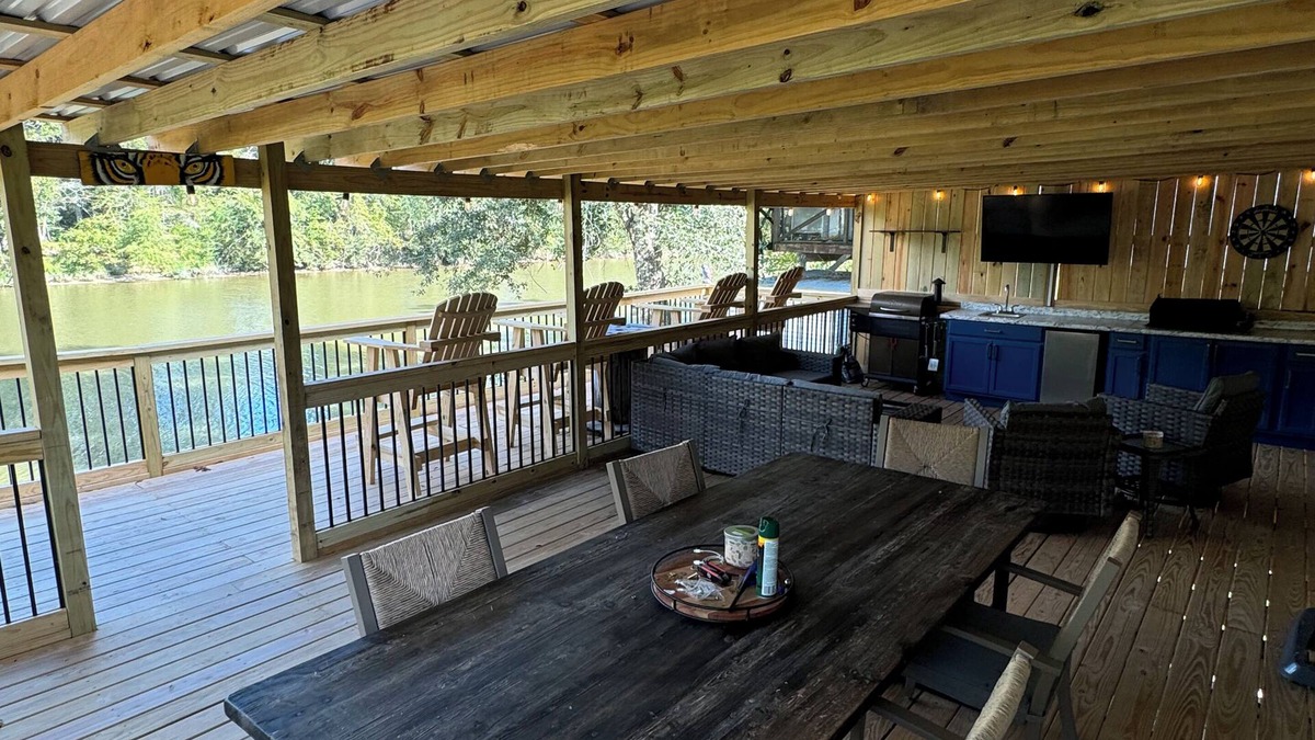 Modeste House | Beautiful Waterfront Camp