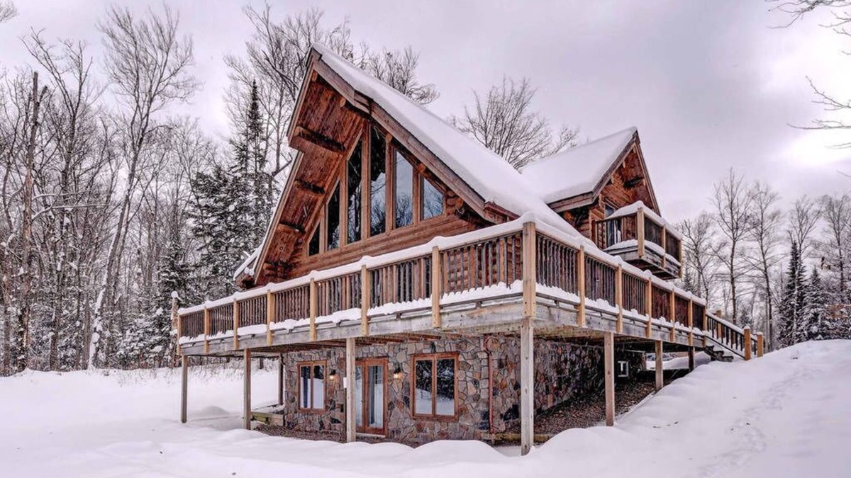 Labelle Ski Chalet | Beautiful Waterfront Chalet