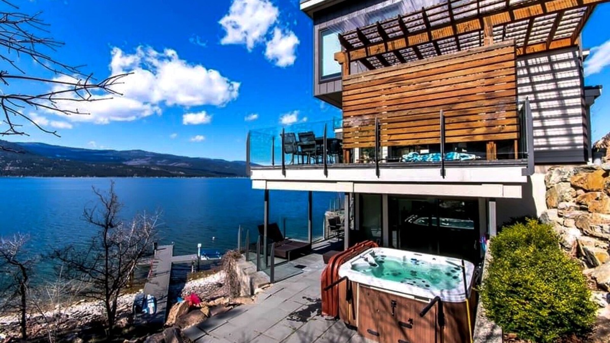 Vernon House | Beautiful Waterfront Executive House