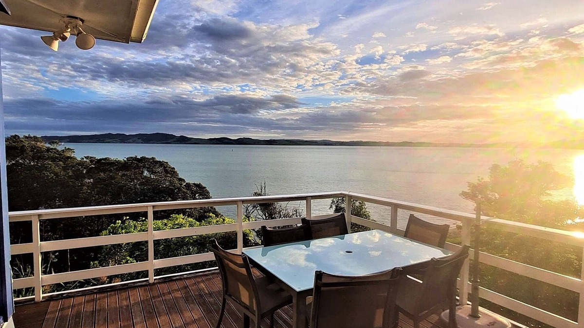 Tamaterau House | Beautiful waterfront views + so handy to town