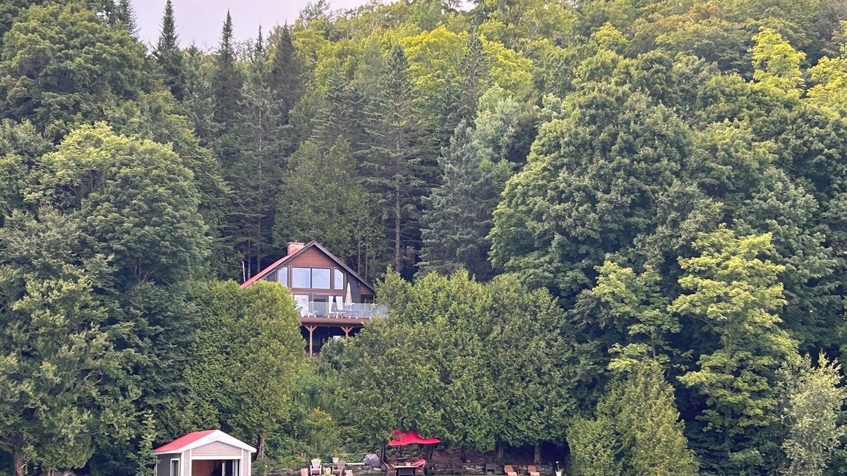 Orford Ski Chalet | Beautiful waterfront property