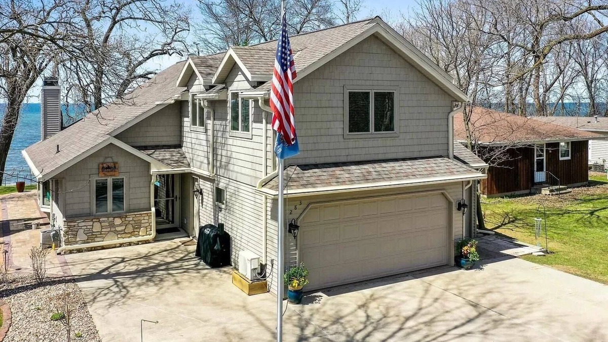 Luxemburg House | Beautiful waterfront home on Green Bay in Door County.