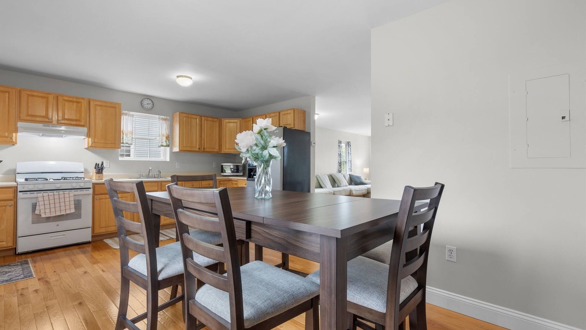 Fair Haven House | Beautiful Waterfront 4 Bedroom, 1.5 Bathroom Unit.