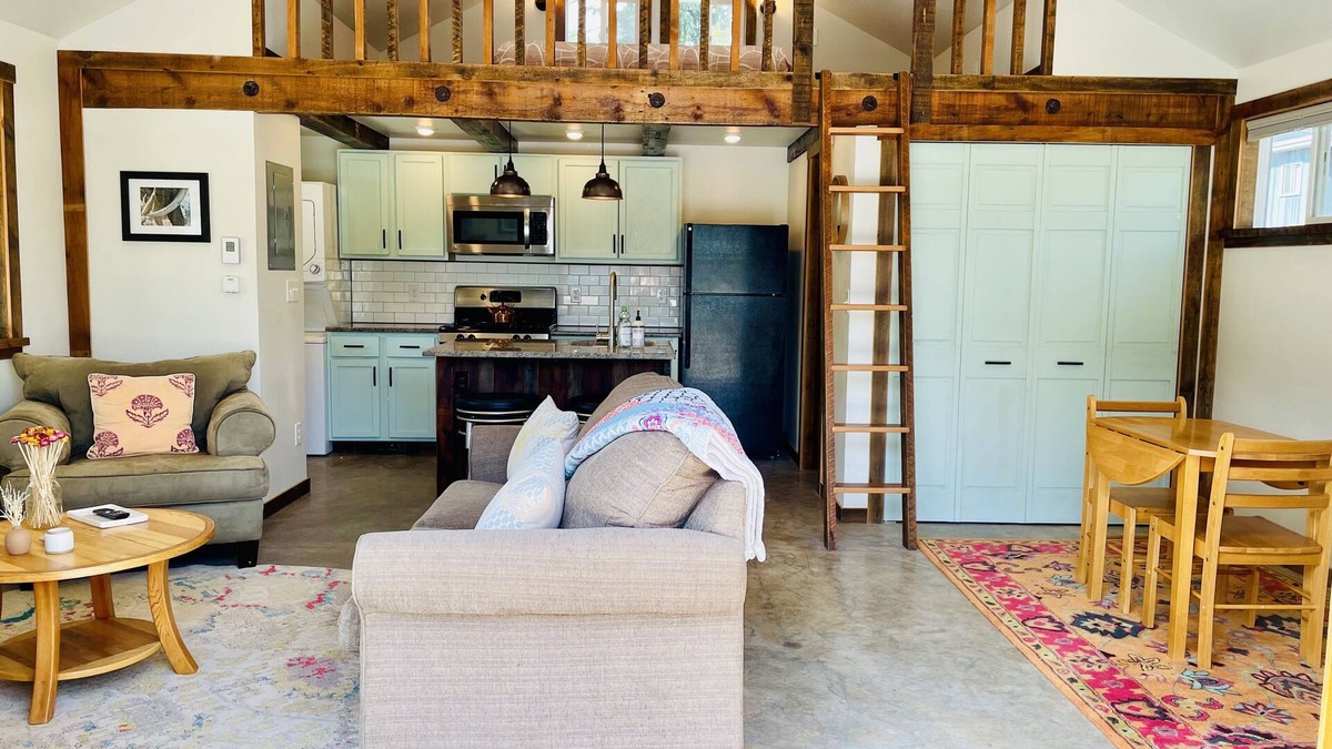Westside Cottage | Beautiful West Side Bungalow