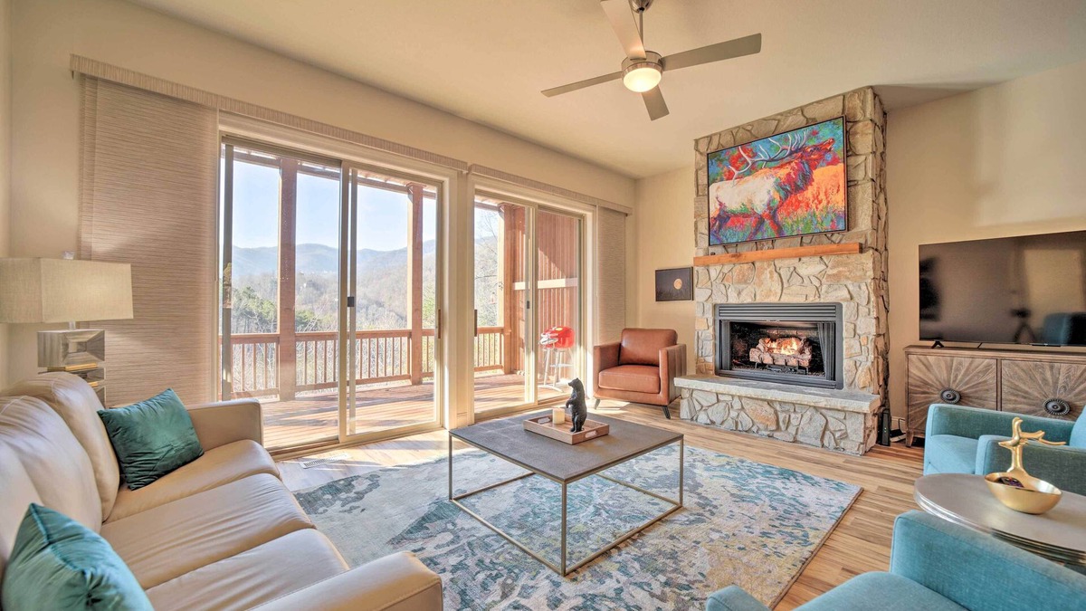 Whittier Condo | Beautiful Whittier Condo w/Deck + Mtn Views!