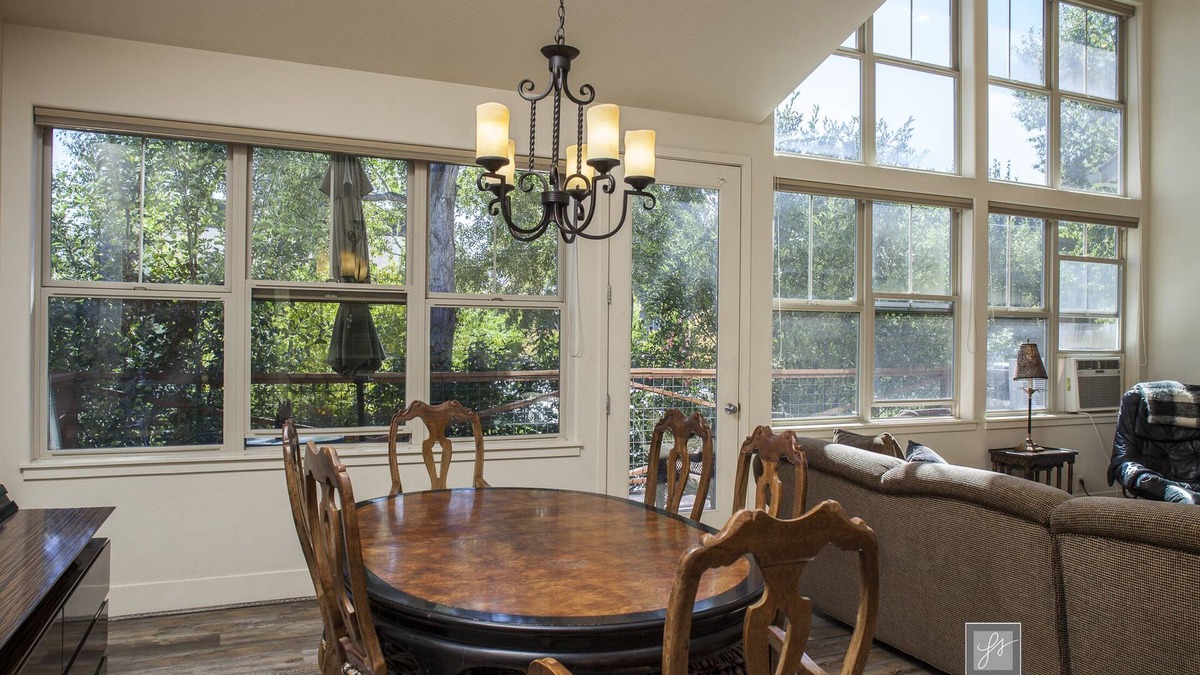 Basalt House | Beautiful Willits Townhouse 5 minutes from Whole Foods, restaurants and bars!