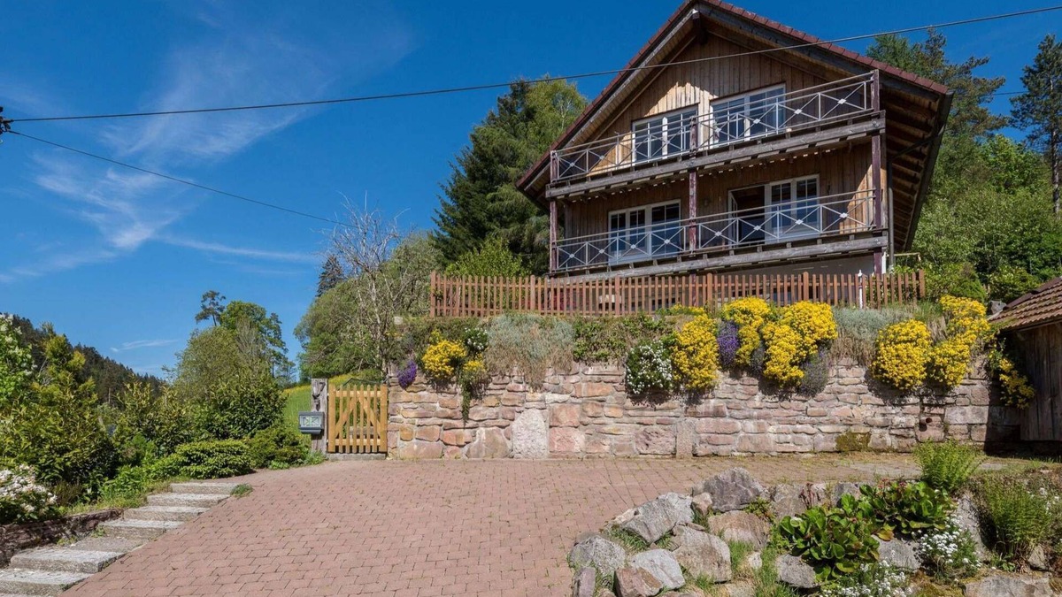 Gompelscheuer House | Beautiful Wood house: 170m², fenced garden, sauna, two fireplaces, wifi, next to forest
