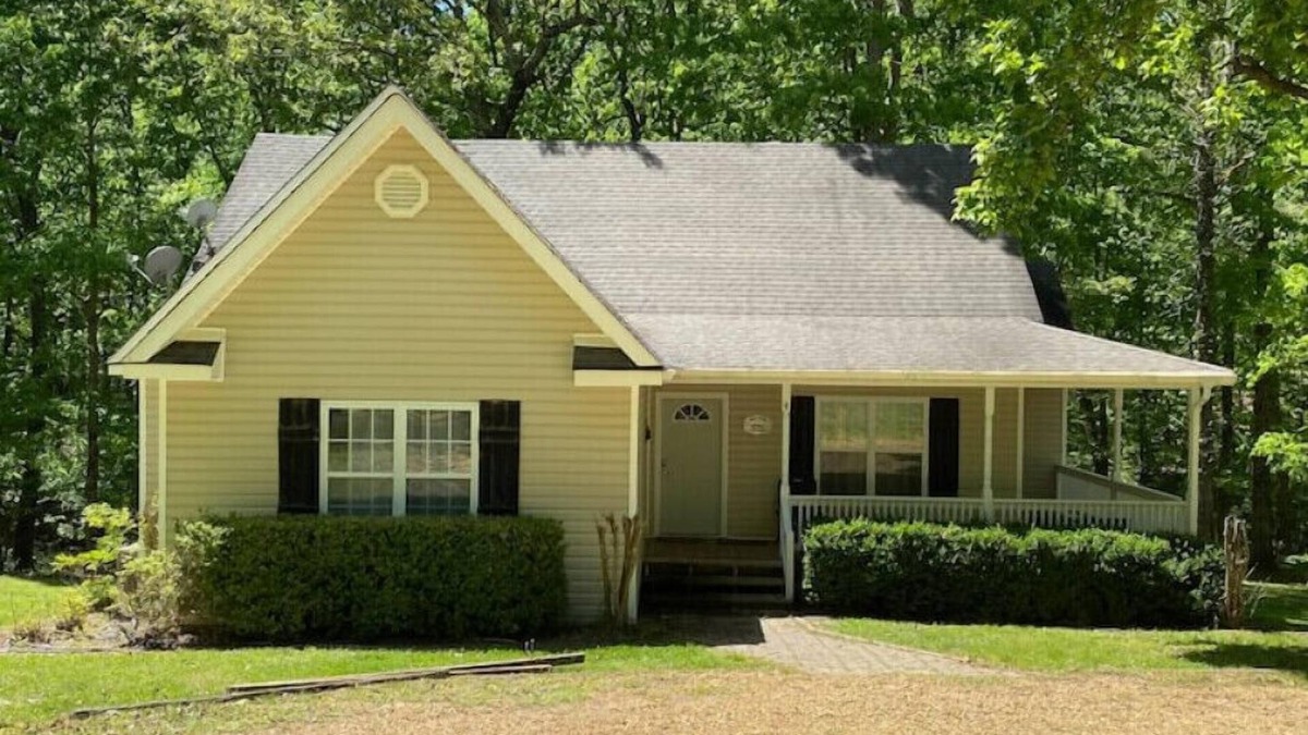 Sardis House | Beautiful wooded home. Close to Sardis Lake, Batesville, Oxford, and Southaven
