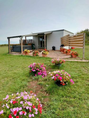 East Drayton House | Beautiful Wooden tiny house, Glamping cabin with hot tub 3