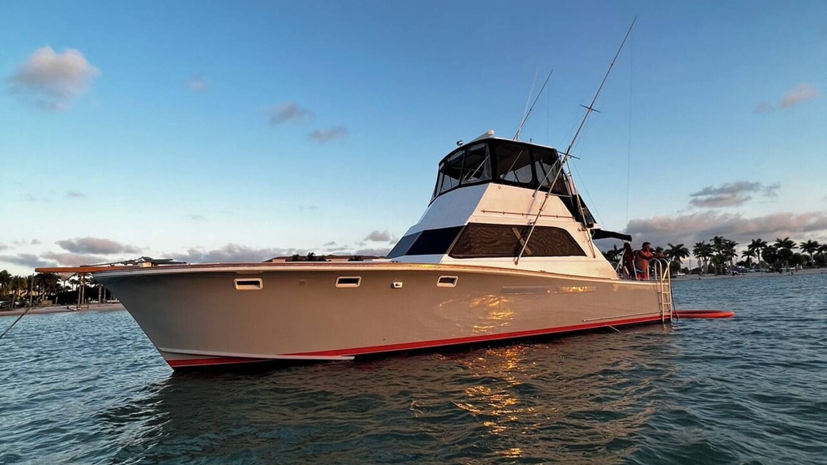 Fort Pierce Boat Rental | Beautiful Yacht in charming Fort Pierce with WiFi, AC located on a friendly Dock