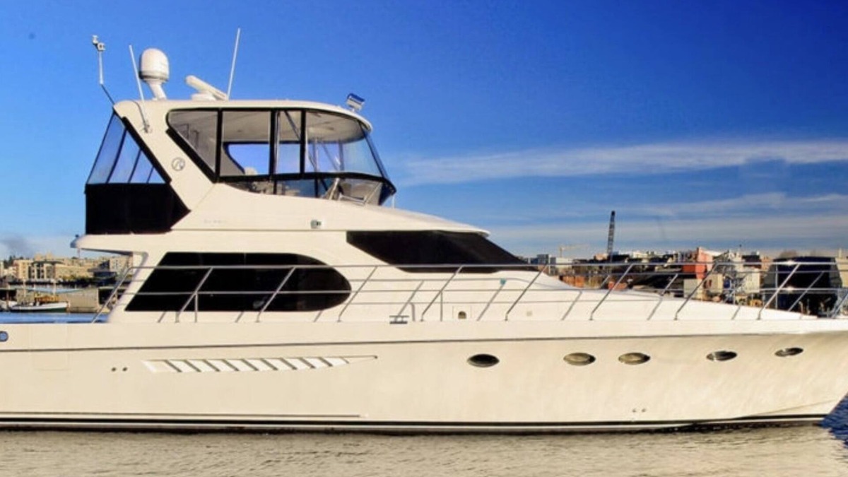 Marco Island Boat Rental | Beautiful yacht living on the water, close to beach and bars & restaurants !