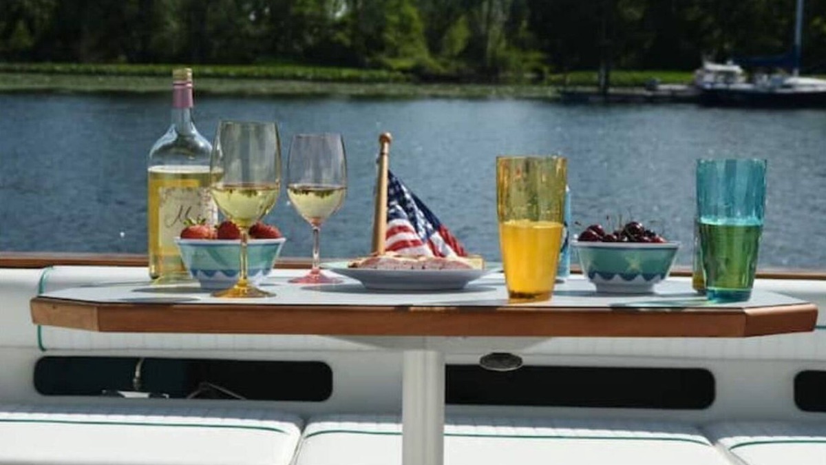 Catskill Boat Rental | Beautiful Yacht on Catskill Creek