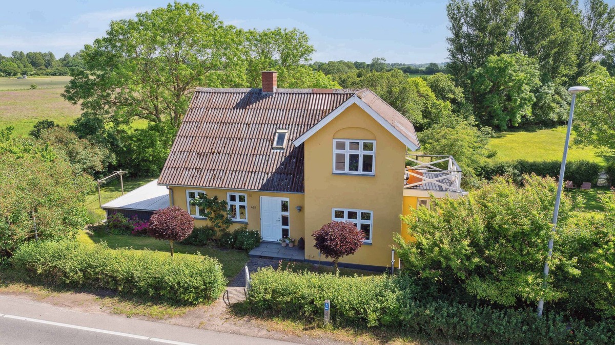 Faldsled Villa | Beautiful yellow country villa by the water