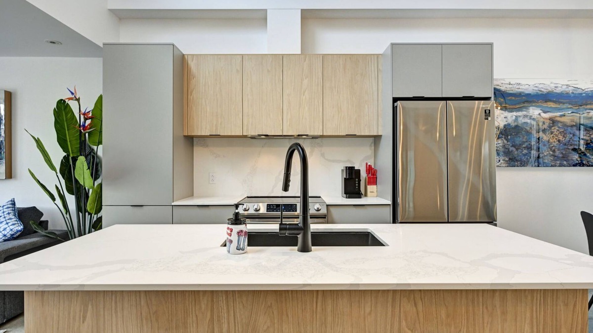 Pointe-Saint-Charles Condo | Beautifull 2 bedrooms/2 bathrooms condo with private terrasse.