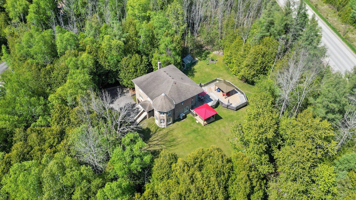 South Bruce Peninsula Villa | Beautifull Sauble Falls Villia minutes to the beach