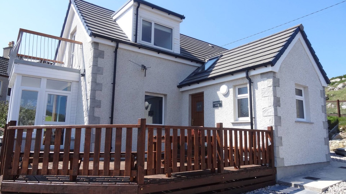 Isle of Scalpay Cottage | Beautifully appointed cottage, overlooking South Harbour, Scalpay