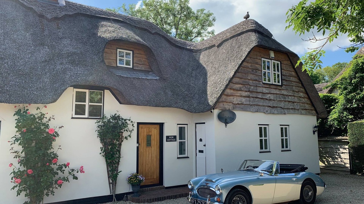 New Forest District Cottage | Beautifully Appointed Riverside Thatched Cottage. Town Centre, Yet Secluded