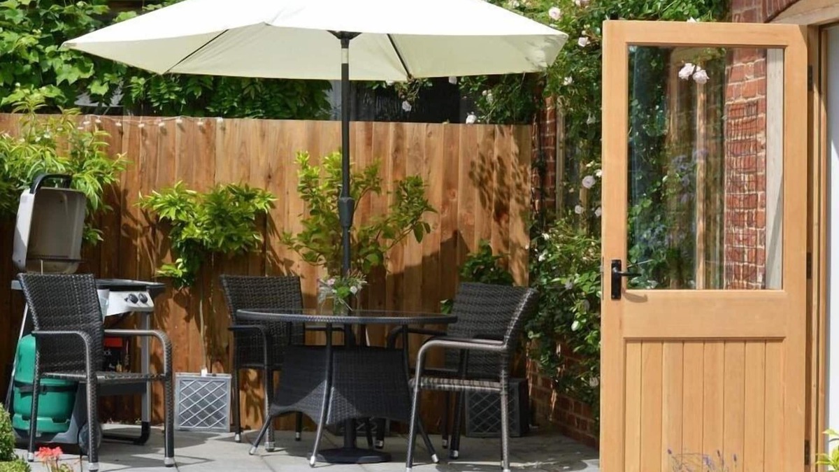 Irstead Cottage | Beautifully appointed garden cottage with hot tub