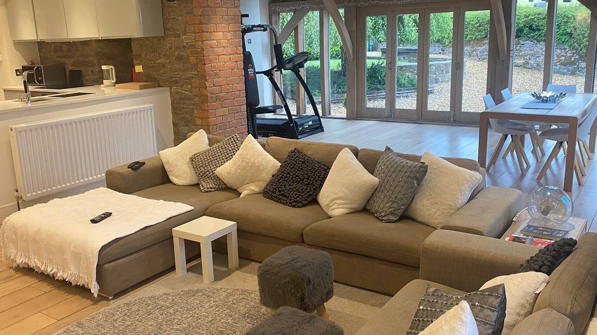 Llanfihangel Tal-y-llyn House | Beautifully appointed property at the foot of the Black Mountains.