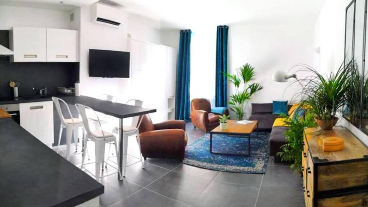 Old Town Apartment | Beautifully Bright Apartment in Old Town Saint-Tropez