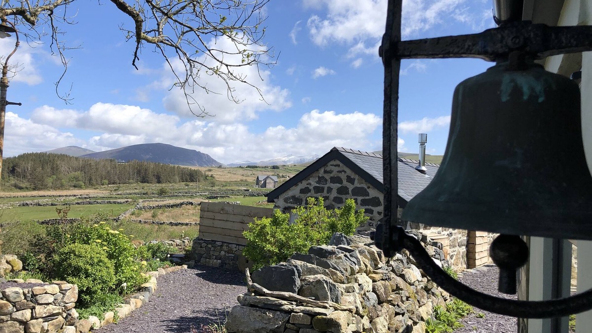 Llanllyfni Cottage | Beautifully converted dream retreat for 2 - hot tub, glorious views of Snowdon!